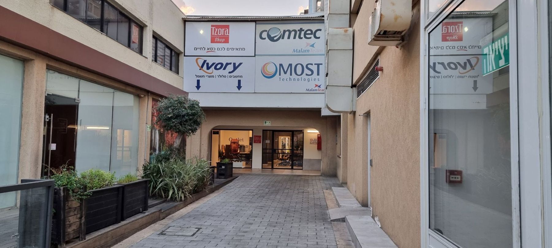 <p>צור קשר</p> ()